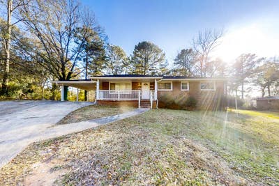 South East Atlanta Renovated House steps away from Main Photo