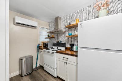 She Sher Is Cute!  All Inclusive and Fully Furnish Main Photo