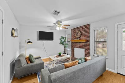 Beautifully Maintained Home in a Fantastic Locatio Main Photo