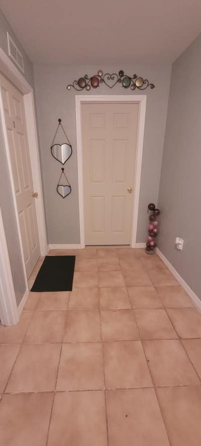 Private Entrance Room Ready for Move in Main Photo