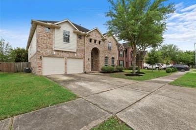 Furnished  bedroom in luxurious house Main Photo