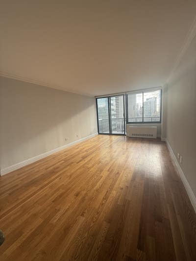 Luxury Room for Rent in 3-Bedroom, 2-Bath Apartmen Main Photo