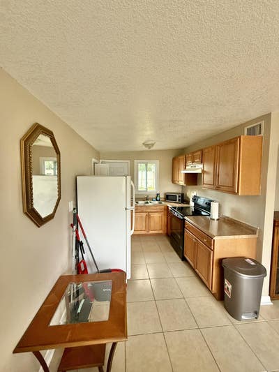 Largo House with Dining area. Cozy & homey Main Photo