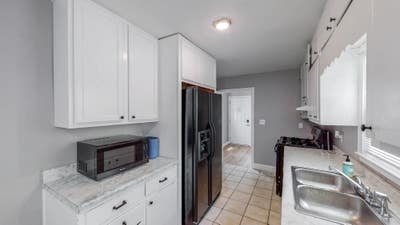 Jefferson Park Home, less than a minute walk to 17 Main Photo