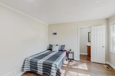 $30 off the Weekly Room Cost for the Next 12 Hours Main Photo