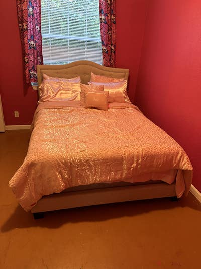 One Bedroom, Shared Bathroom Main Photo