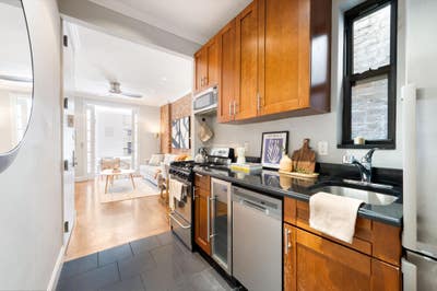 UES Apt close to 4, 5, 6, N, Q and R trains! Main Photo