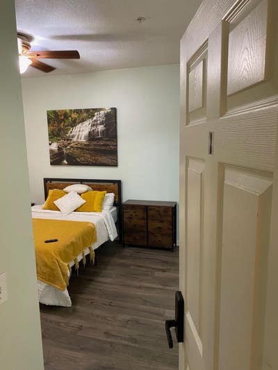 Large Oakleaf Condo w Private Bathrooms + TV + Wal Main Photo