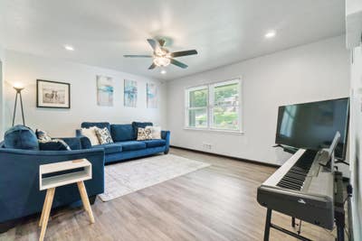 Beautifully renovated home with a huge privacy fen Main Photo