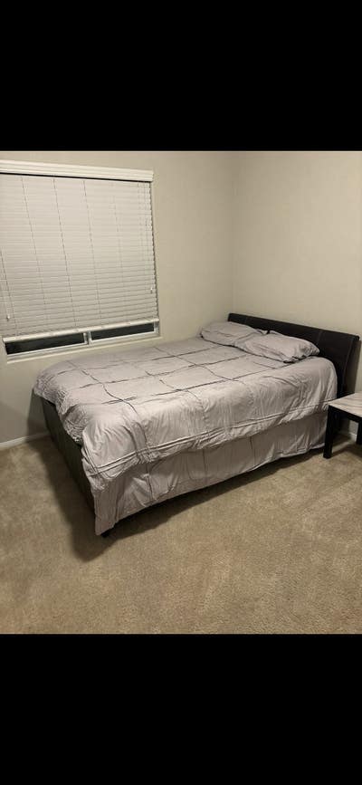 Room for rent in 6 bedroom house  Main Photo