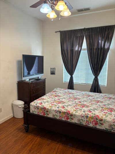 Beautiful and Spacious Room Main Photo