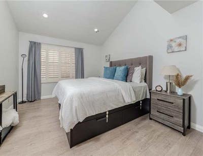 Looking for Female roommate - Master Bedroom Main Photo