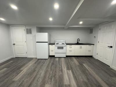 Modern & newlyrenovated BASEMENT Unit with Patio o Main Photo