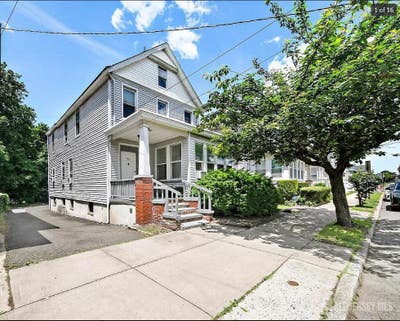 Prime Location and Affordable Rent!! Main Photo