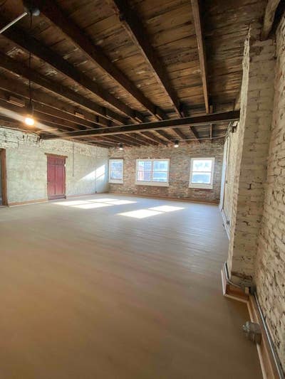 Renovated Rare loft high ceilingblocks from downto Main Photo