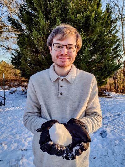 I am a 34 year old male looking for a room in... Main Photo