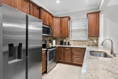 Newly remodeled, big rooms , great location on Sou Main Photo