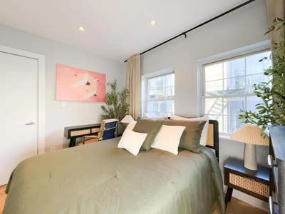 Cozy room in Scholes St. 755 Main Photo