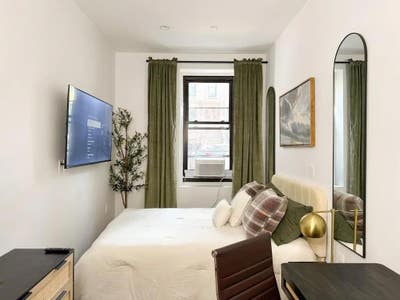 Bright bedroom with WIFI - 694 Main Photo