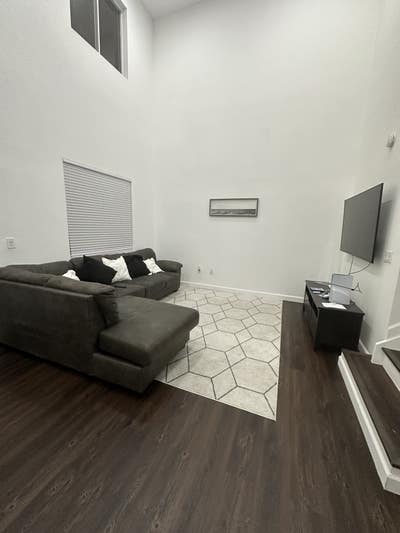 2 bedrooms in a Gorgeous 4 Br house Main Photo