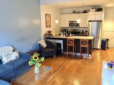 Lovely, Sun-Filled Bedroom in Luxury Duplex Main Photo