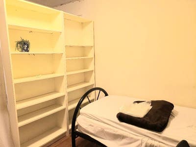  $495 Pretty room close to 7 Line! Main Photo