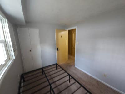 Beautiful Room with Modern Amenities and Large Ya Main Photo