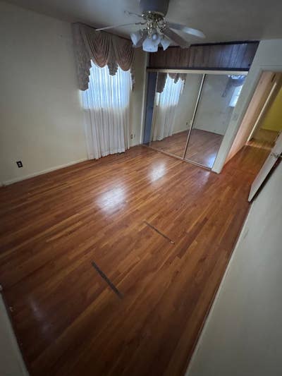 Beautiful Room with Modern Amenities and Large Ya Main Photo