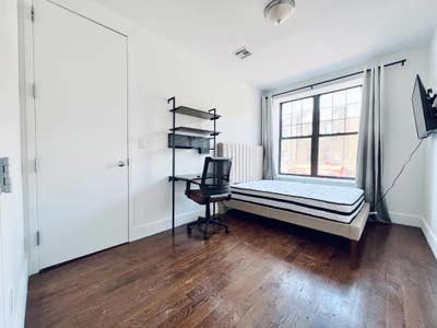 Bright bedroom in Crown Heights Main Photo
