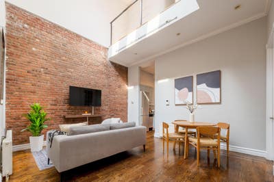 Great apt in the heart of Hell's Kitchen Main Photo