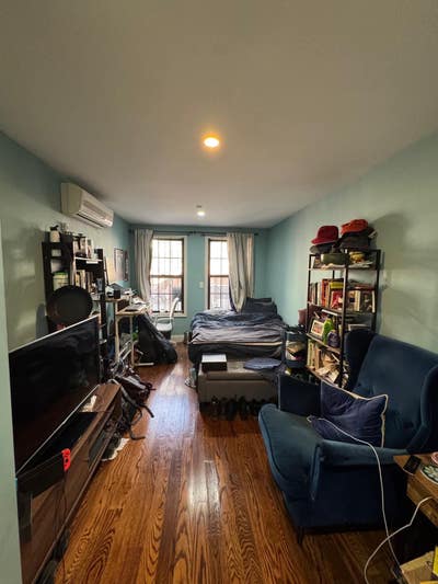 Yard // AC // d’washer// 2 bath // female roomies  Main Photo
