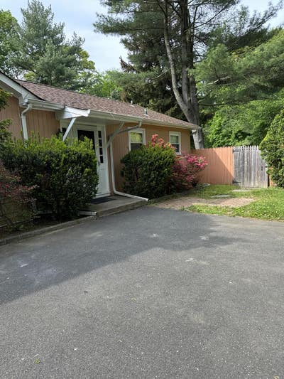 Room available for rent in Dix Hills Main Photo