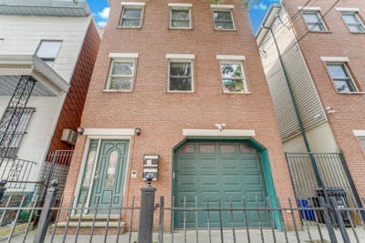 Private 1bedroom available  Main Photo
