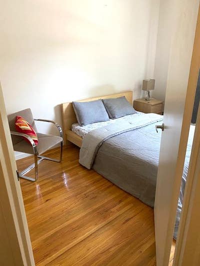 Modern and Sleek Room in Harlem Main Photo