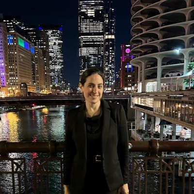 Professional Female seeks a large room Main Photo