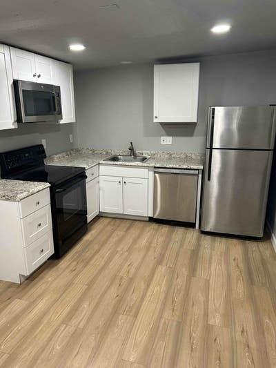 Gorgeous BR bathsuper studio with full kitchen and Main Photo