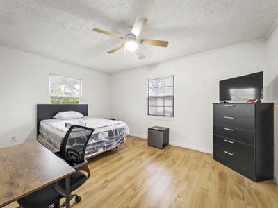 Clean & Quiet Home! Spacious Rooms with WorkspaceM Main Photo