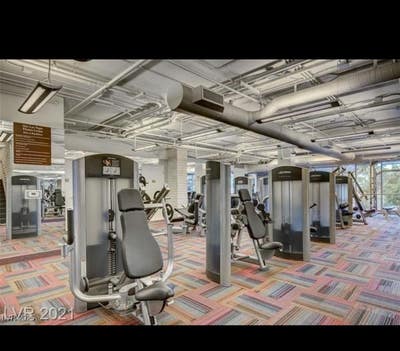 Roommate- high-rise condo Main Photo