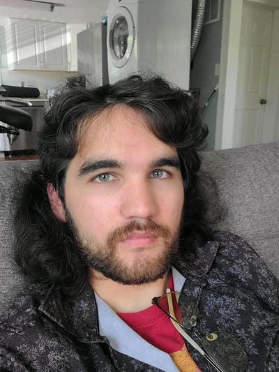 Young couple with two sweet cats looking for room Main Photo