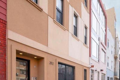 4 bed 2 bath beauty in Wburg! Main Photo