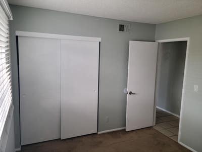 Room in hb Main Photo