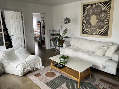 Lovely bedroom in sunny apartment! Main Photo