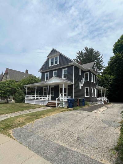 Room rentals Great student Location All Inclusive  Main Photo