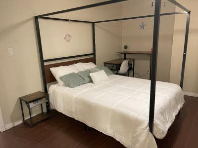 Large Master Bedroom with Private Bathroom in Pen Main Photo