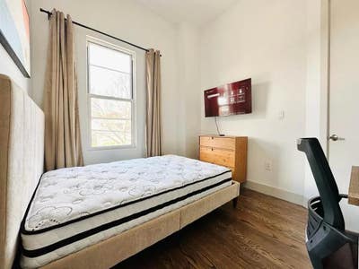 Bushwick Room, Laundry, 19 mins to Manhattan #498 Main Photo