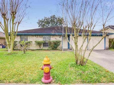 Charming Single Unit in Deer Park | cul de sac|370 Main Photo