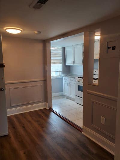 Freshly remodeled 1 Bedroom w den 1 bathroom  Main Photo