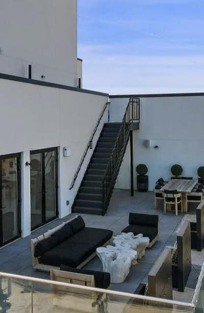 Unique Split-Wing 4-Bedroom Apartment Main Photo