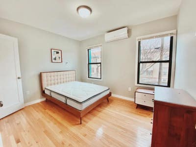 2 windows, tone of nature light 2 closets #112 Main Photo