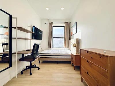 Large Room, Private Bath, 19 min to ManhattanÂ #440 Main Photo